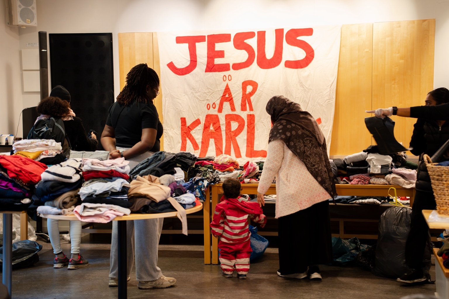 Klädutdelning med människor och volontärer